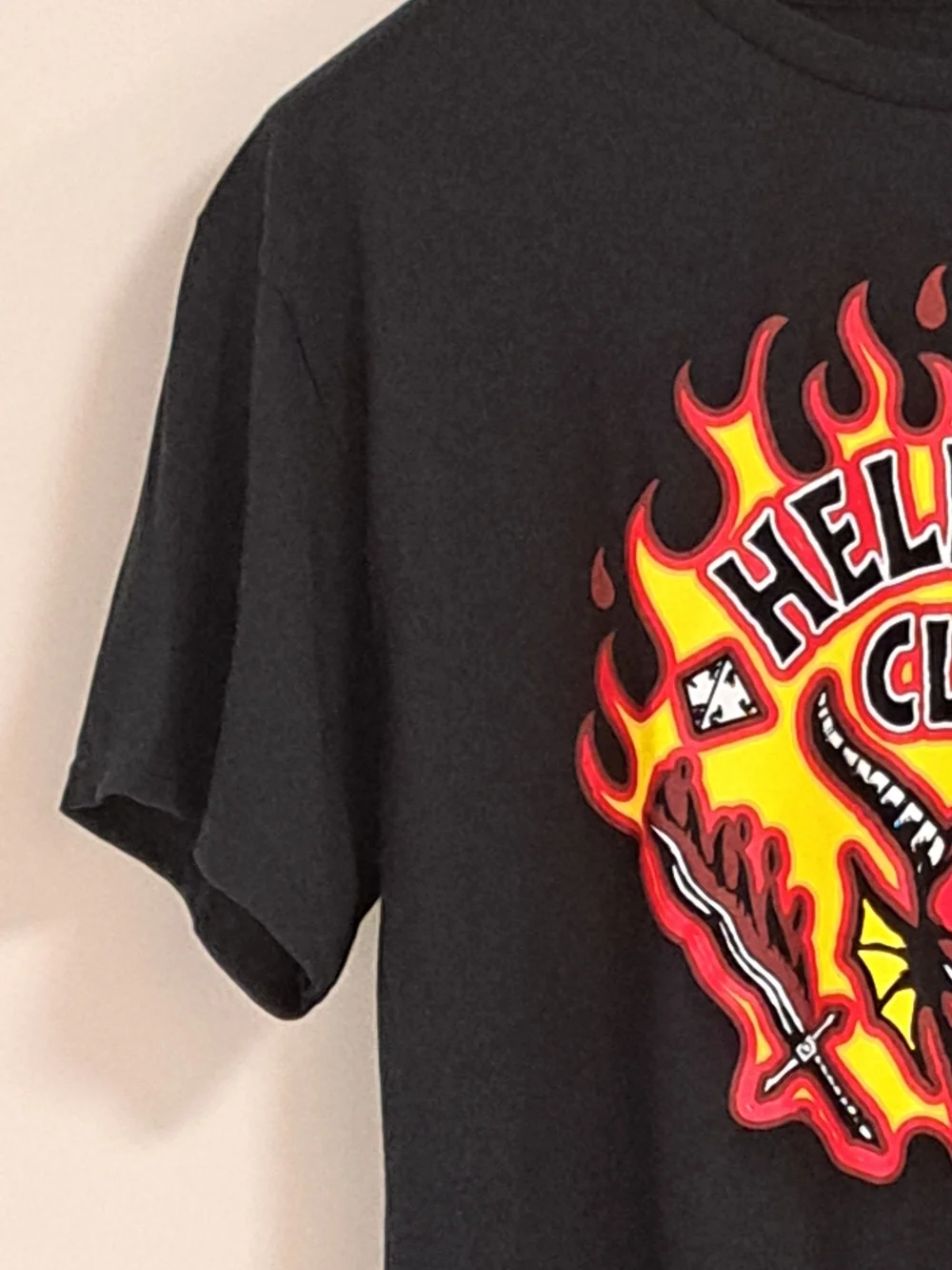 Netflix Stranger Things Hellfire Club Graphic T-Shirt Men's Size Medium